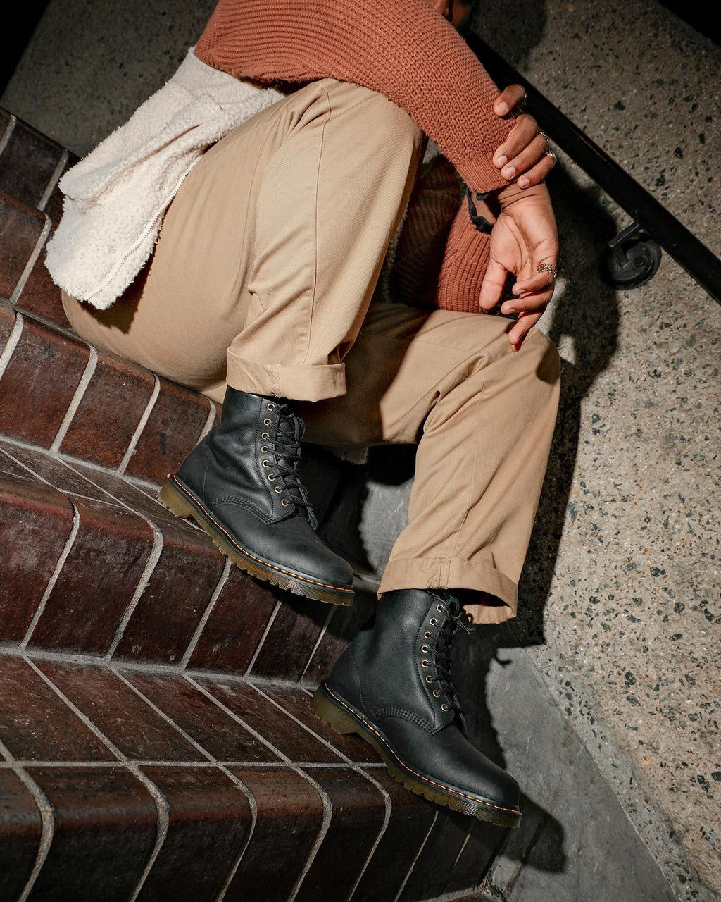 https://cdn.media.amplience.net/i/drmartens/31873001.83.jpg