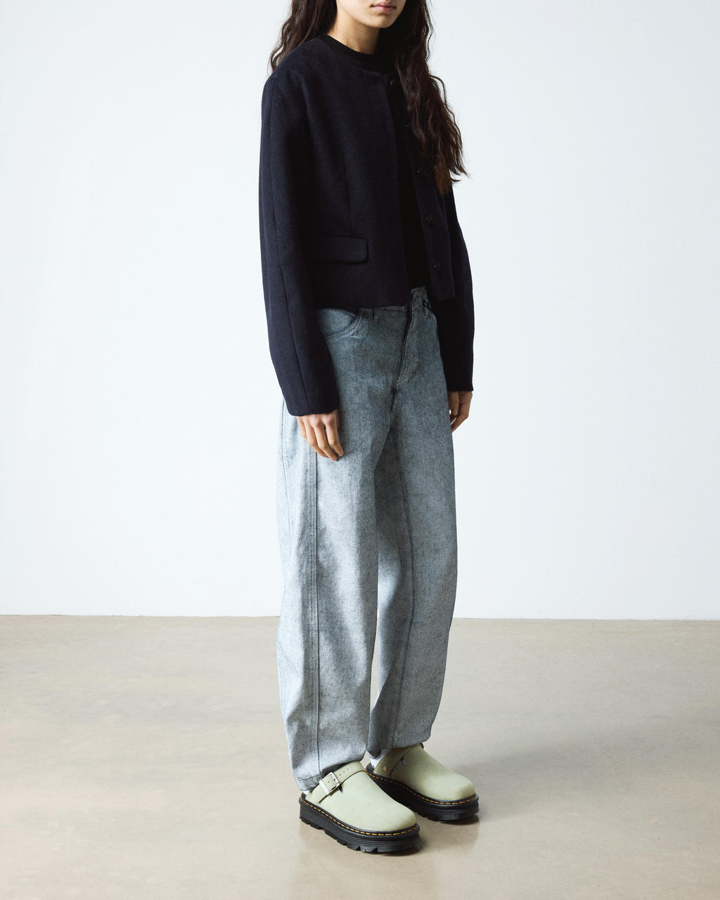 https://cdn.media.amplience.net/i/drmartens/31937300.81.jpg