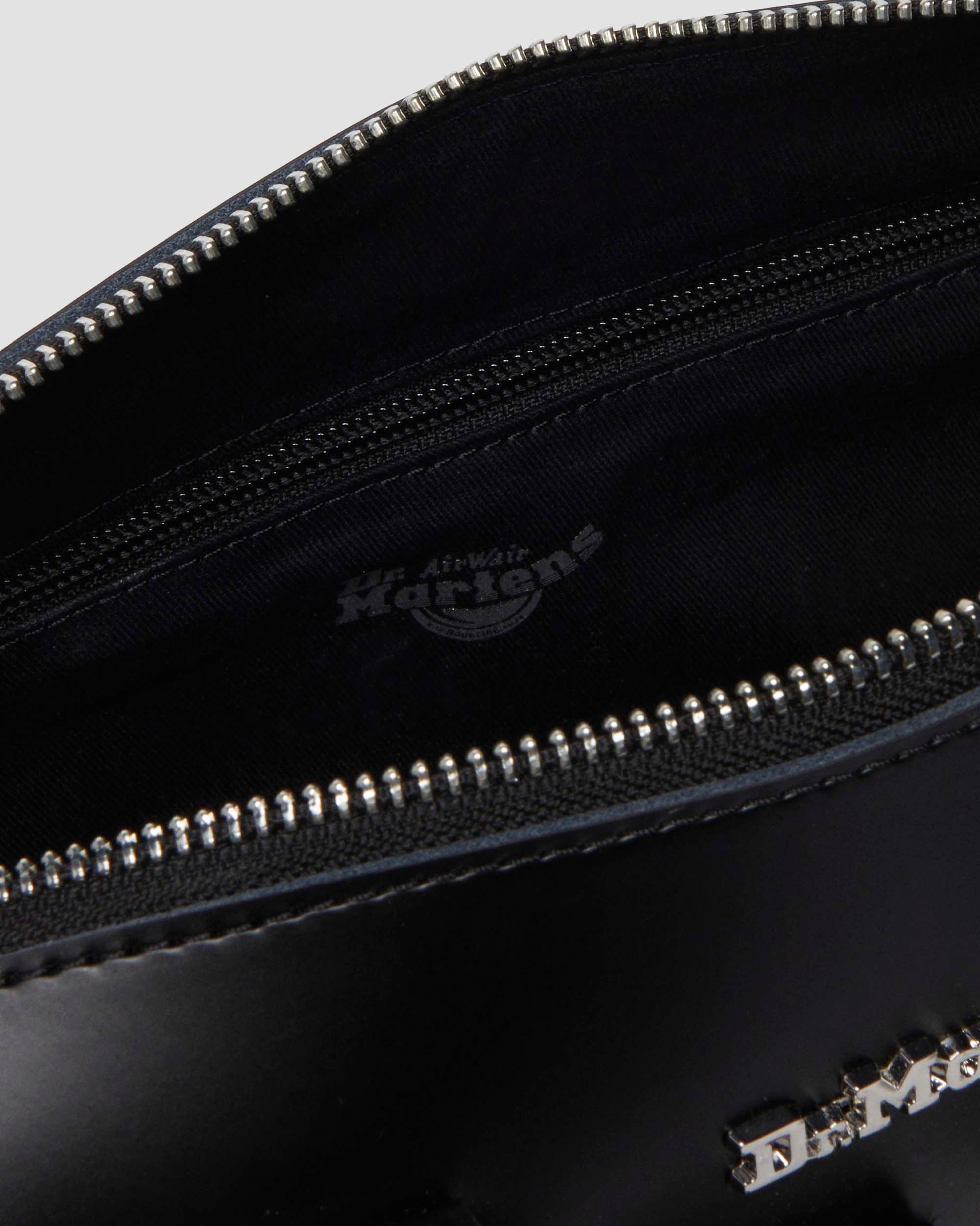 https://cdn.media.amplience.net/i/drmartens/41081001.86.jpg