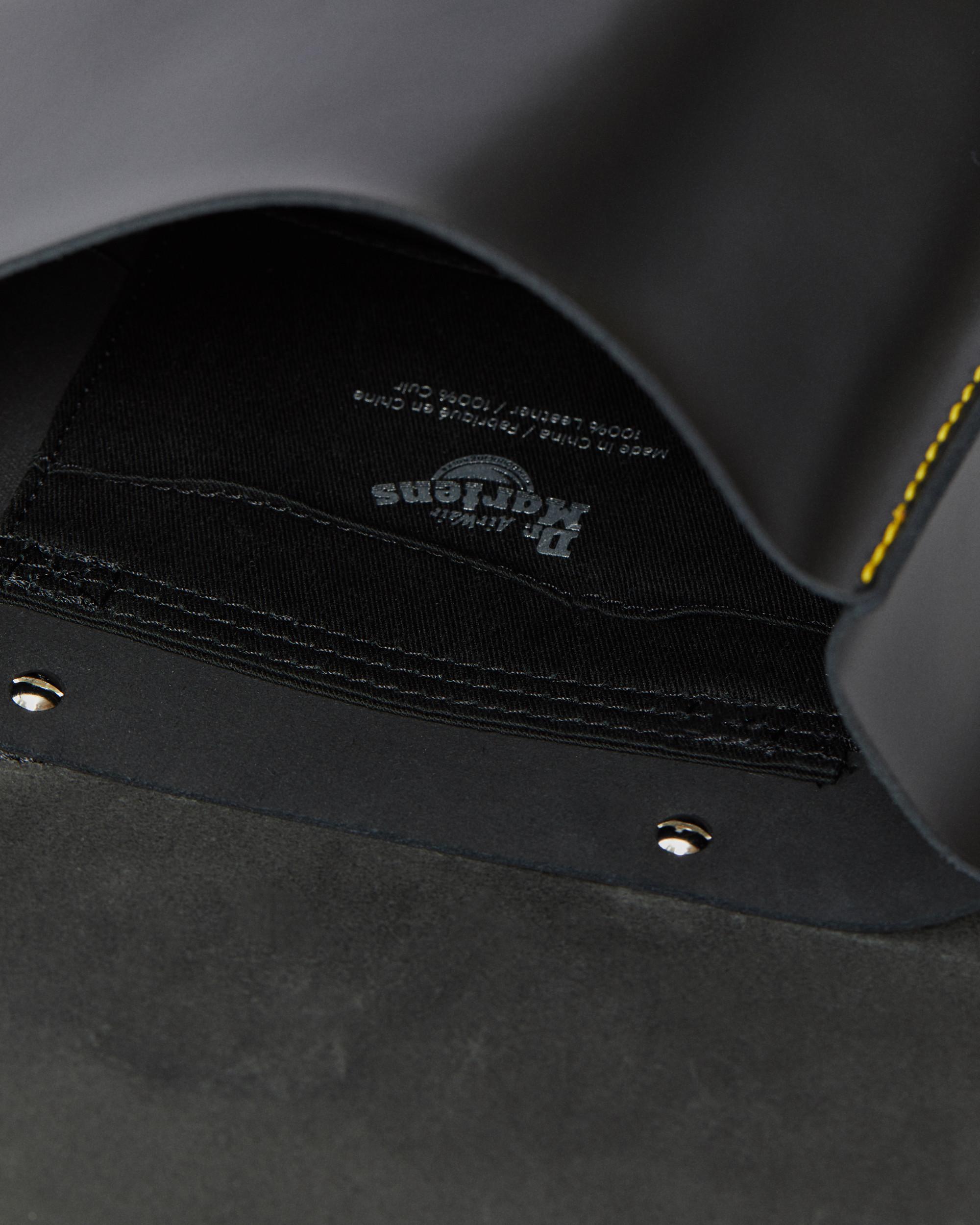 https://cdn.media.amplience.net/i/drmartens/AB101001.86.jpg