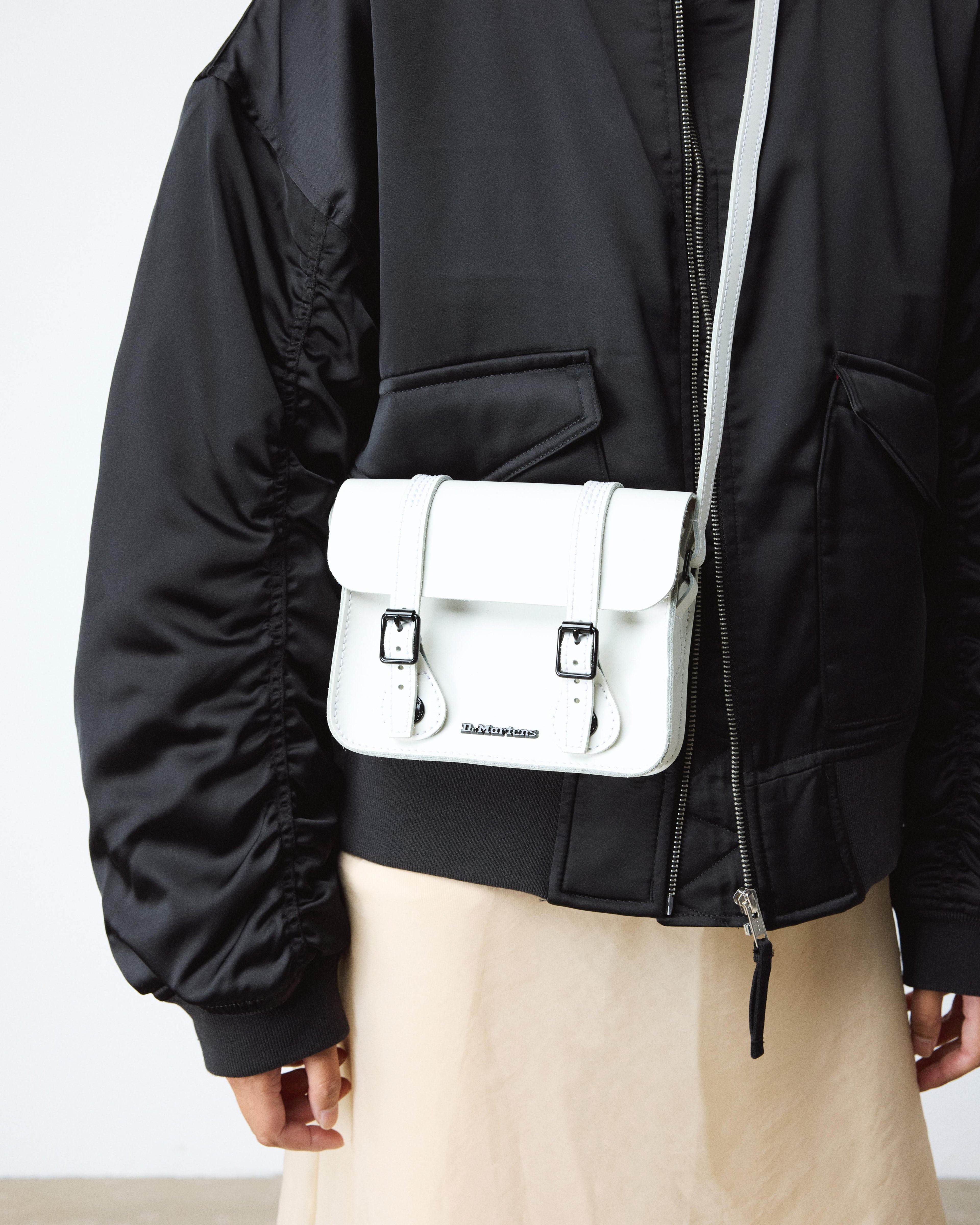 https://cdn.media.amplience.net/i/drmartens/AC917122.81.jpg
