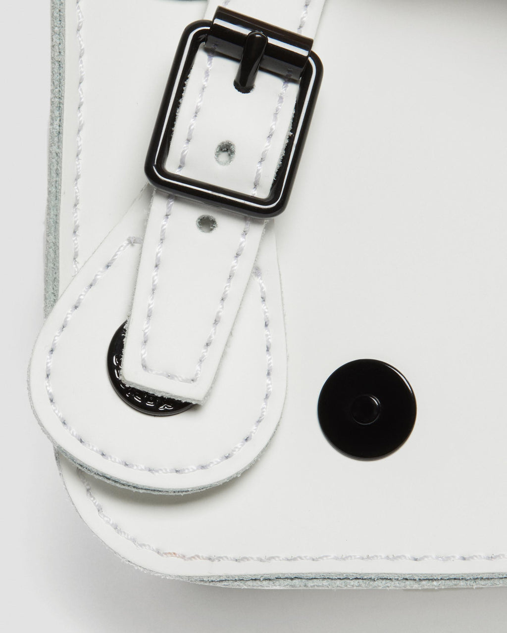 https://cdn.media.amplience.net/i/drmartens/AC917122.82.jpg