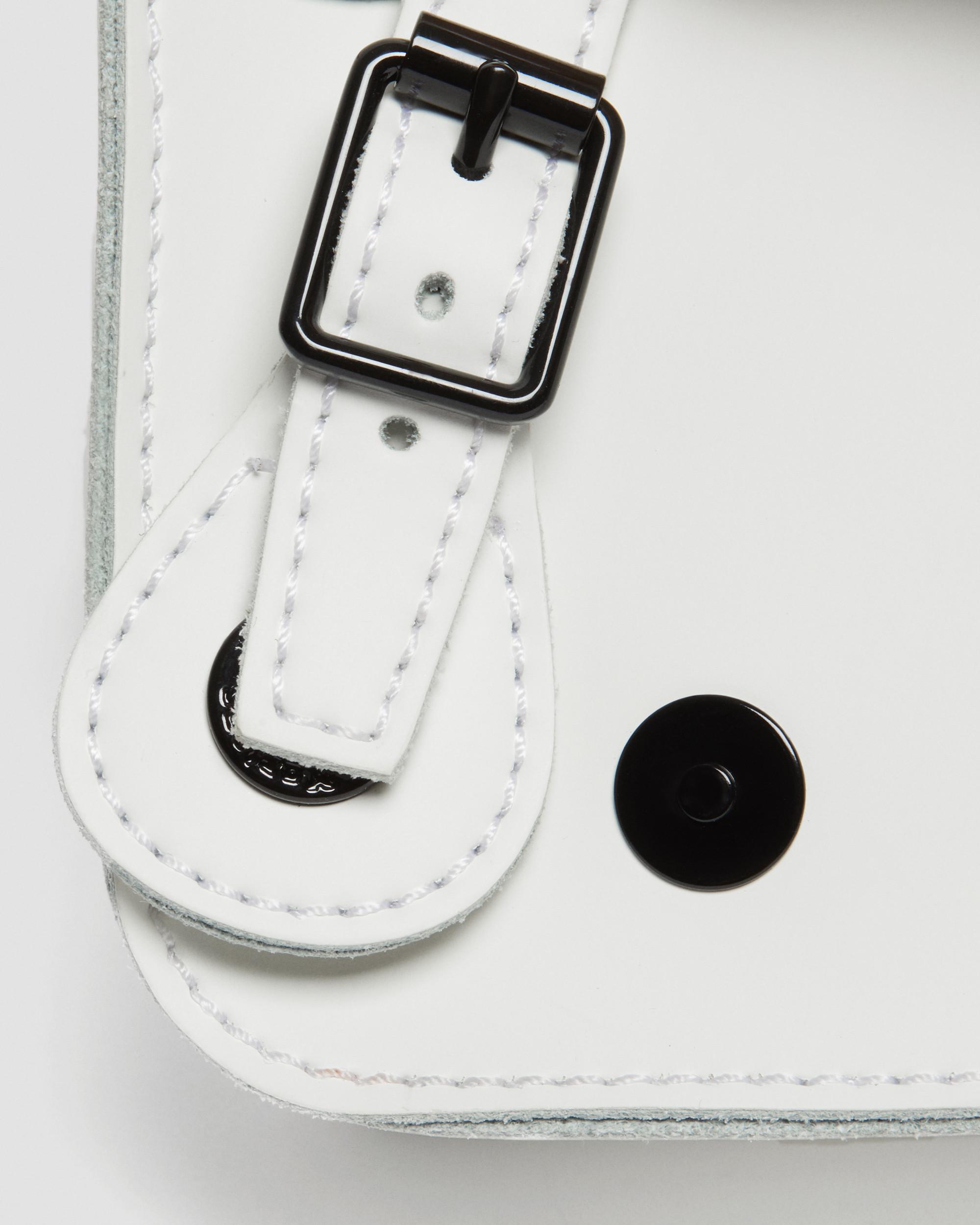 https://cdn.media.amplience.net/i/drmartens/AC917122.82.jpg
