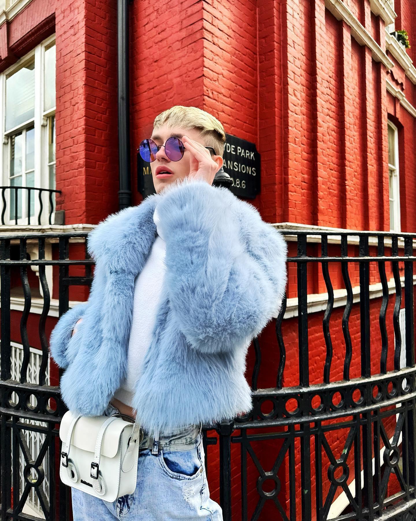 https://cdn.media.amplience.net/i/drmartens/AC917122.83.jpg